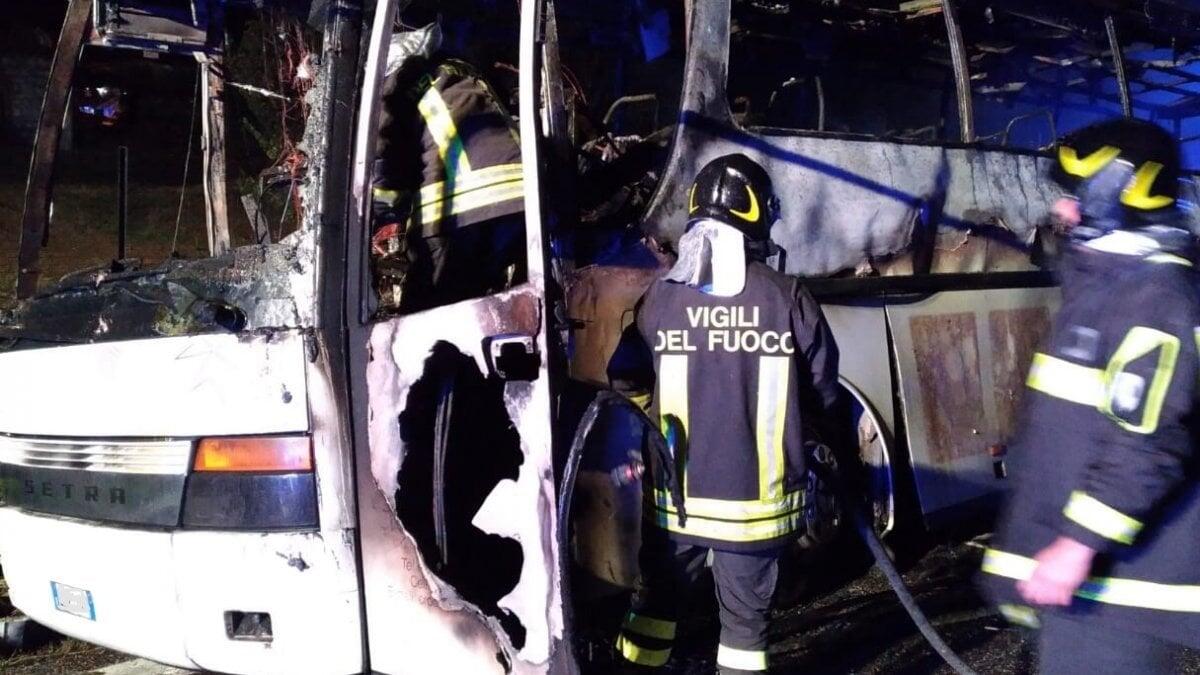 Tragedia sfiorata in autostrada: autobus di pellegrini di San Pio prende fuoco - Crediti Foto: napoli.repubblica.it