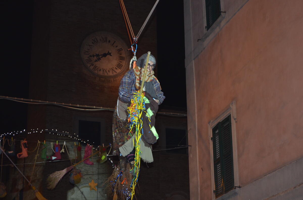 Foggia, questa sera il suggestivo Volo della Befana - Foto di repertorio - volo della Befana