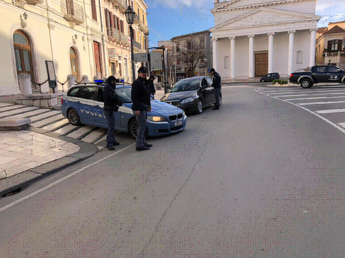 Elude l'Alt della Polizia, poi si schianta in zona Pantanella: fermato un 19enne - Foggia Polizia