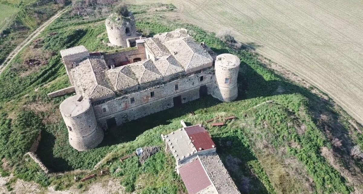 Castello di Dragonara, cuore dell'antico borgo fortificato nella Valle del Fortore - Crediti Foto: Mazinga G - drone experience (youtube)