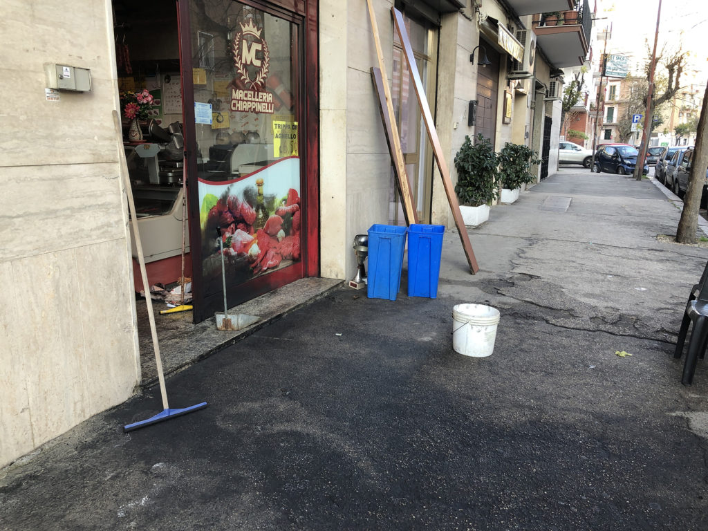 Incendiata la serranda della macelleria Chiappinelli in via dell'immacolata a Foggiafoto Franco Cautillo