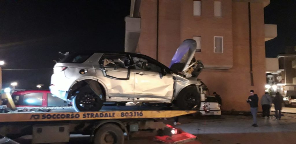 Bomba in via d'Aragona: le immagini