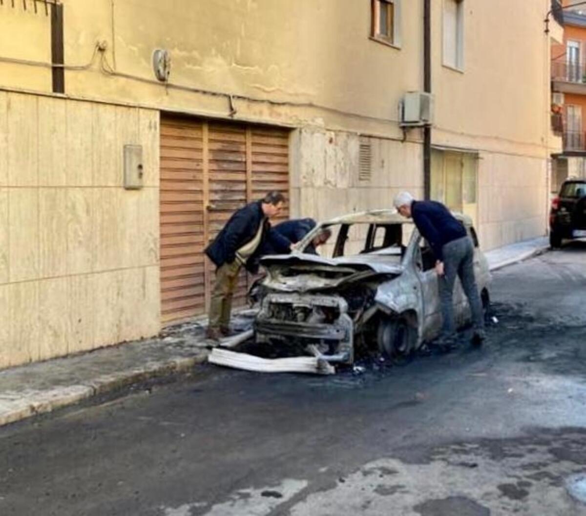 Attentato a San Severo: brucia l'auto del consigliere Carafa - Crediti Foro: Radionorba News