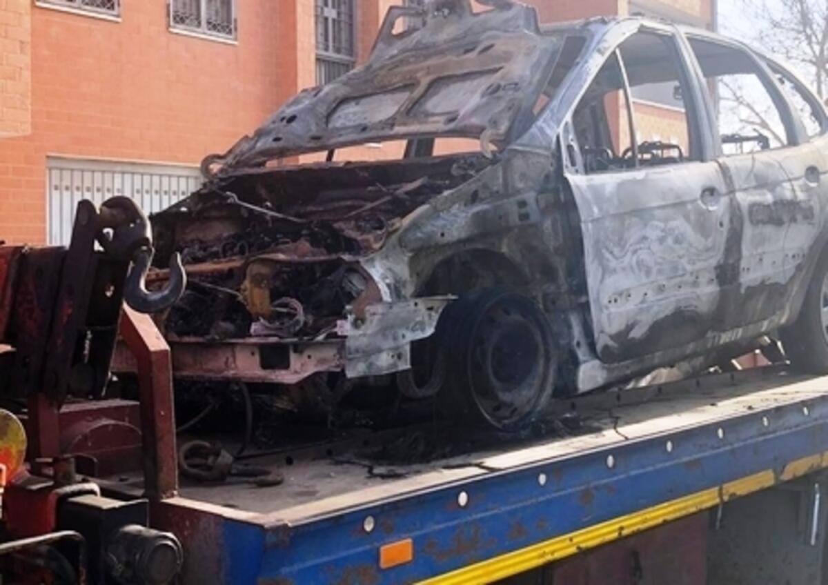 Foggia, rogo distrugge auto di un sindacalista Cisl - Crediti Foto: Ansa