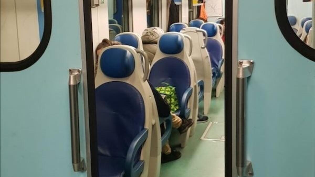 Caos sul treno Foggia-San Severo: straniero senza fissa dimora aggredisce capotreno - 