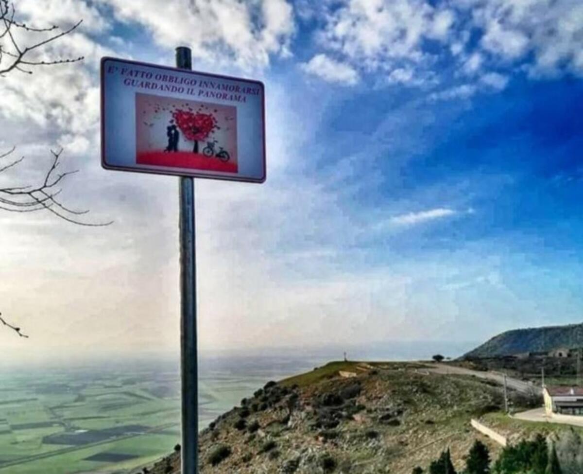 "Obbligo di innamorarsi", a Rignano Garganico spunta un cartello molto particolare - Crediti Foto: Raimondo Ardolino