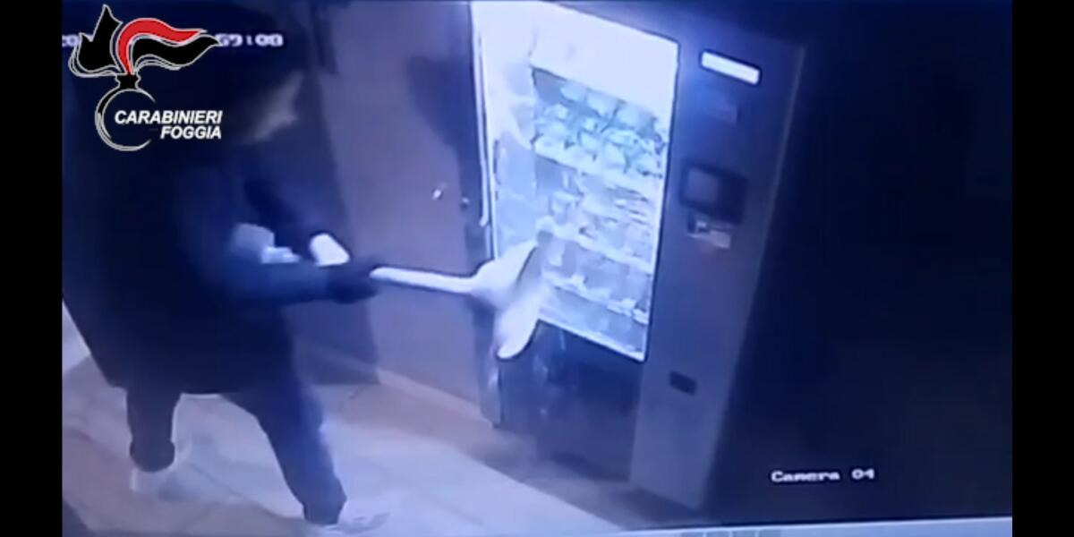 Si tuffa in mare per sfuggire ai Carabinieri: preso il ladro dei distributori automatici - 