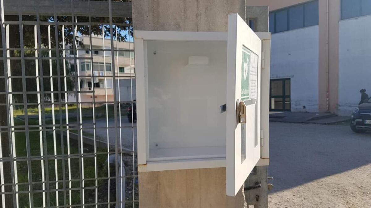 Ladri senza cuore: rubato un defibrillatore - 
