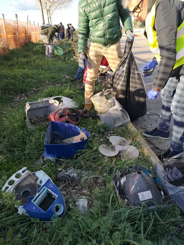 Foggia, i volontari di TrashChallenge hanno ripulito Rione Biccari: "Non ci fermiamo"