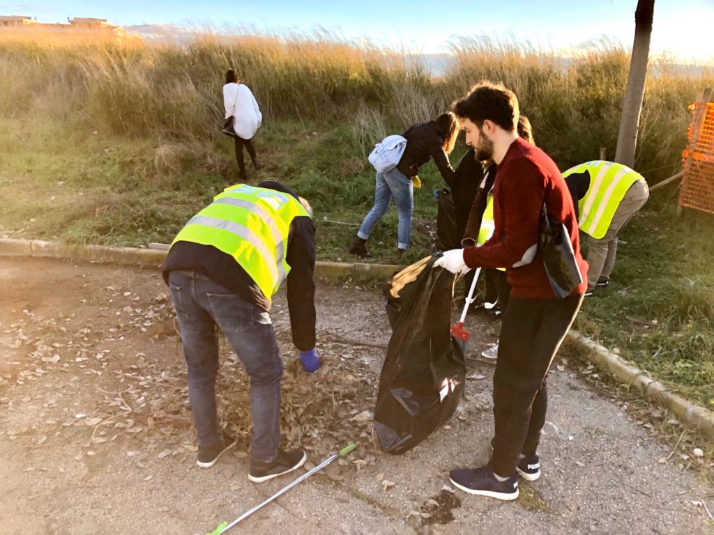 Foggia, i volontari di TrashChallenge hanno ripulito Rione Biccari: "Non ci fermiamo"