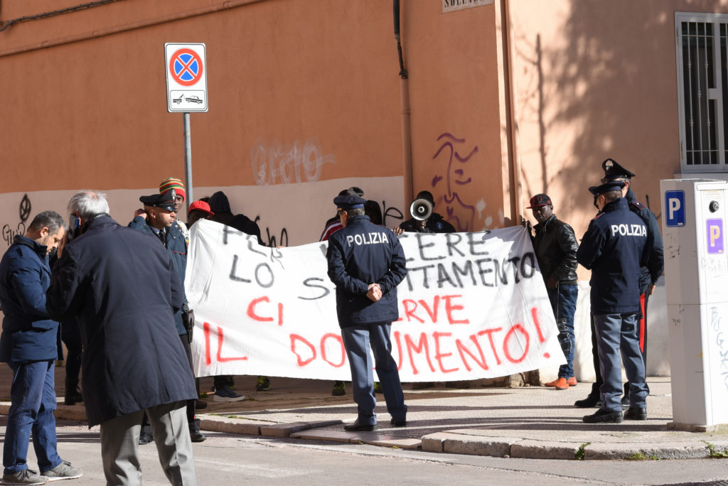 Manifestazione di protesta da parte di alcuni migranti - foto Franco Cautillo
