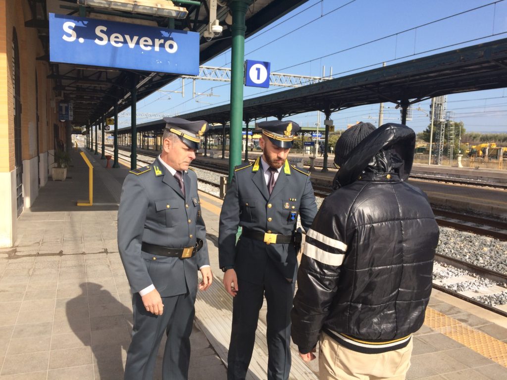 Caos sul treno Foggia-San Severo: straniero senza fissa dimora aggredisce capotreno