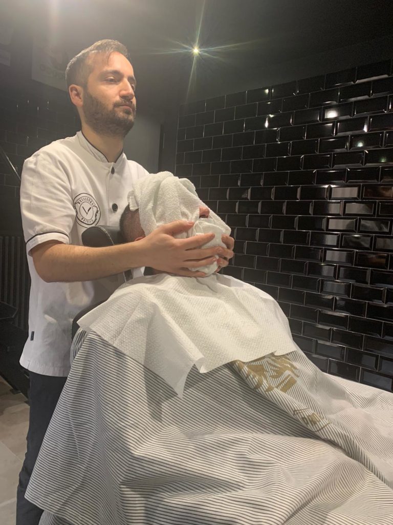 Antonio Cardone mentre applica il panno caldo