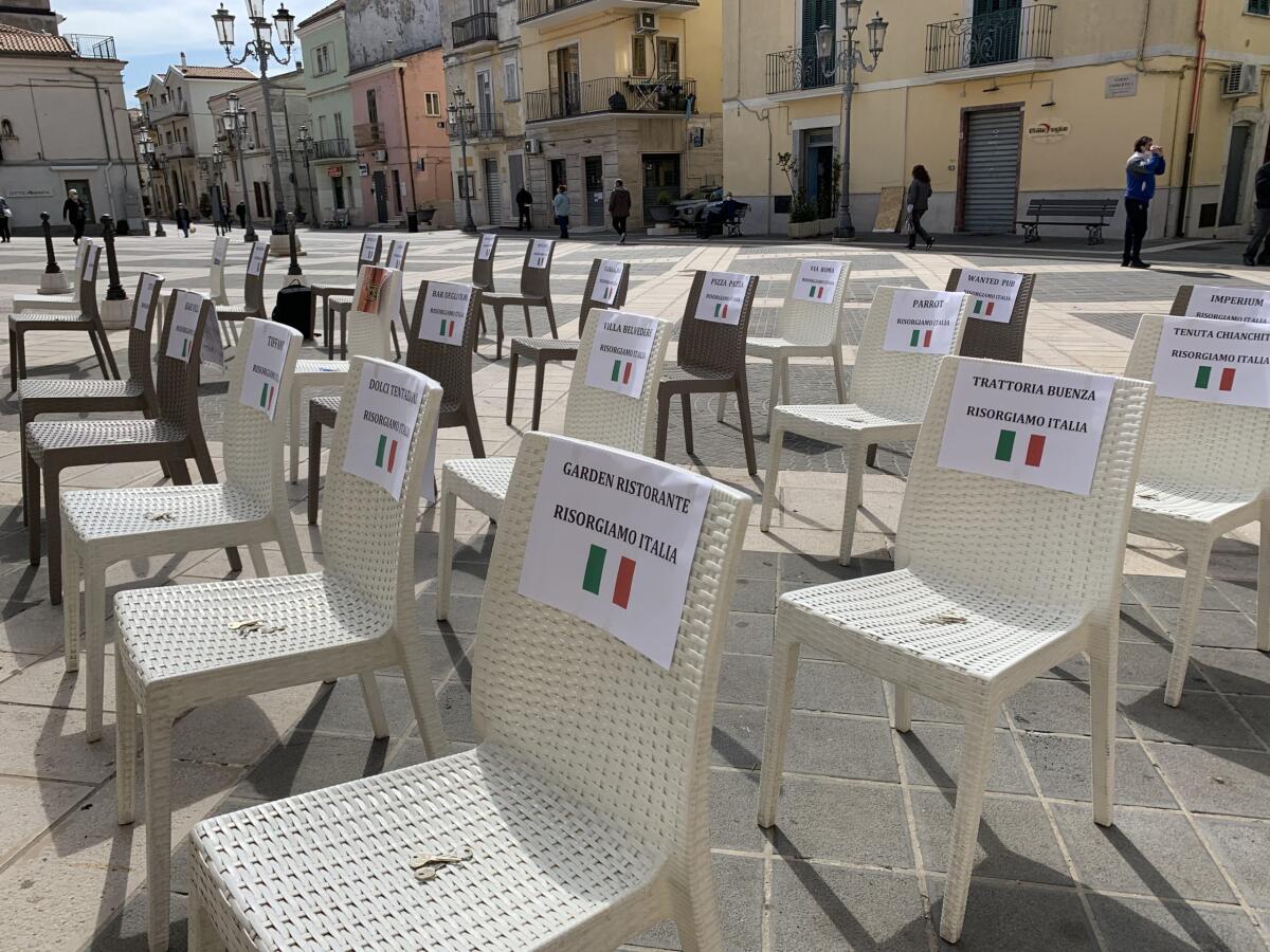 "Non lasciateci soli": la protesta dei commercianti di  San Giovanni Rotondo - 