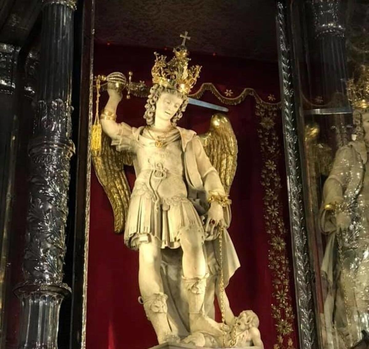 Monte Sant'Angelo, la spada di San Michele Arcangelo in processione contro il Coronavirus - 