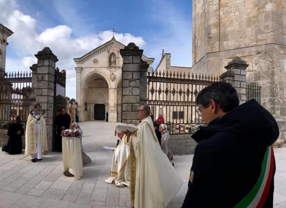 Monte Sant'Angelo si affida all'Arcangelo Michele: "Difendi con la spada la nostra città" - 
