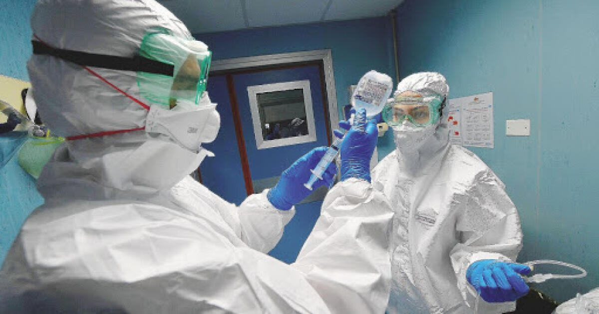 Coronavirus: 38 nuovi casi oggi in Puglia - Due infermieri del reparto di Malattie Infettive dell'ospedale S.Martino. Genova, 30 Gennaio 2020.
ANSA/LUCA ZENNARO