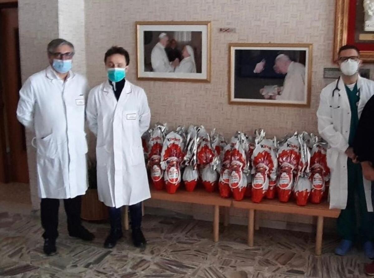 Foggia, operatori del Pronto Soccorso del Riuniti donano uova di Pasqua ai bimbi meno fortunati - 
