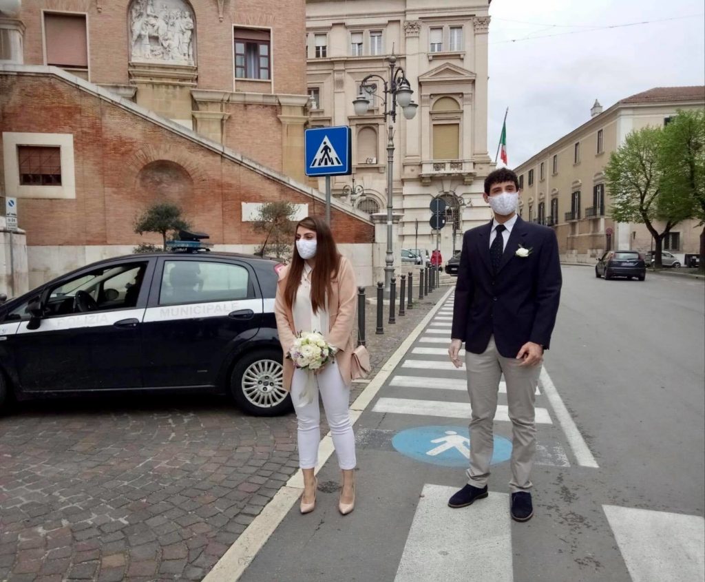 Coronavirus, a Foggia Roberta e Ciro si sposano con mascherine e guanti