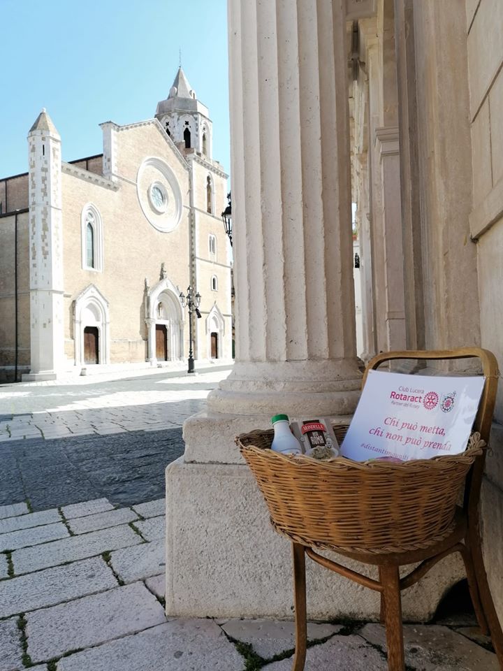 "Chi può metta, chi non può prenda": a Lucera spopola il paniere solidale