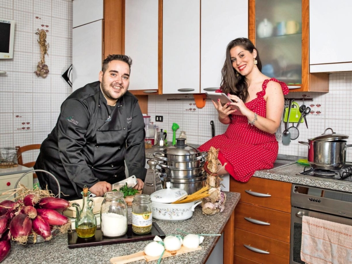 Parte la challenge "AllacciamociILGrembiule": ecco la sfida social dei foggiani Andrea e Valentina