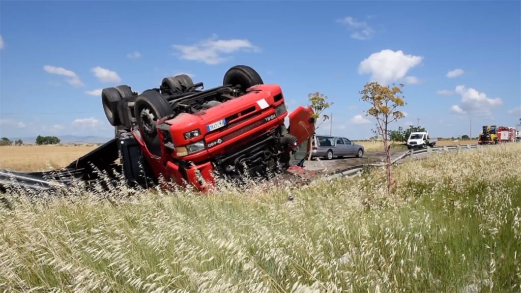 Incidente alle porte di Foggia, morto autotrasportatore di San Severo: le immagini