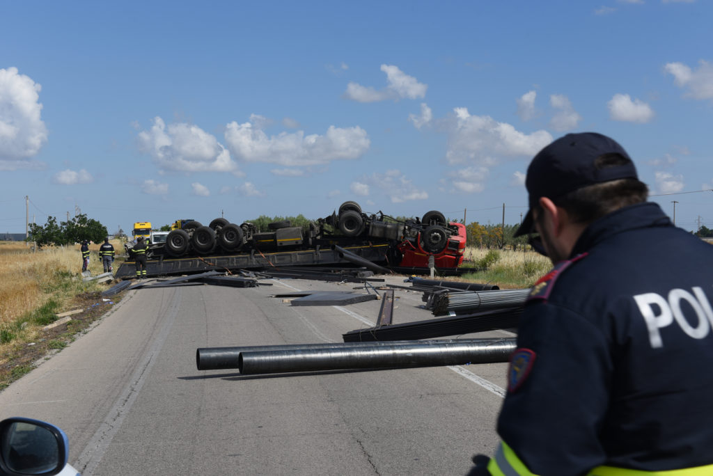 Incidente mortale sulla ss16 tra Foggia San Severo,morto lÕautista del tir e un ferito trasportato in ospedale.La ss 16  stata chiusa per molte ore al traffico foto Franco Cautillo