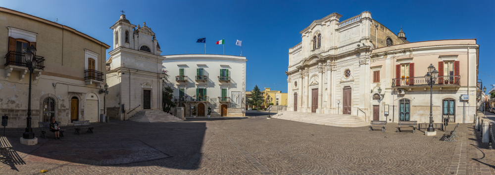 Colleggiata di Santo Stefano e Palazzo del Commendatore in Piazza Umberto I - Ph. Credit: Fanpuglia
