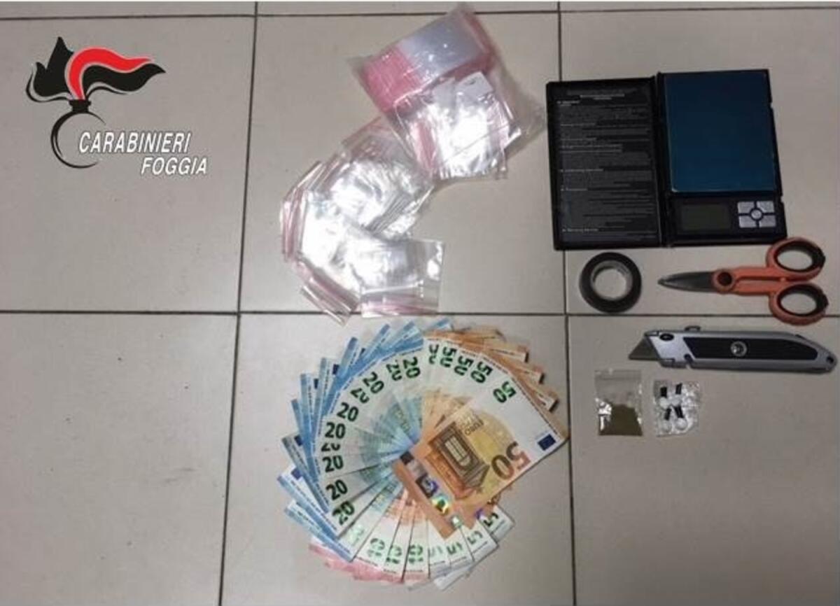 Getta la droga in una stufa a legna accesa nonostante il caldo, arrestato 22enne di Cerignola - 