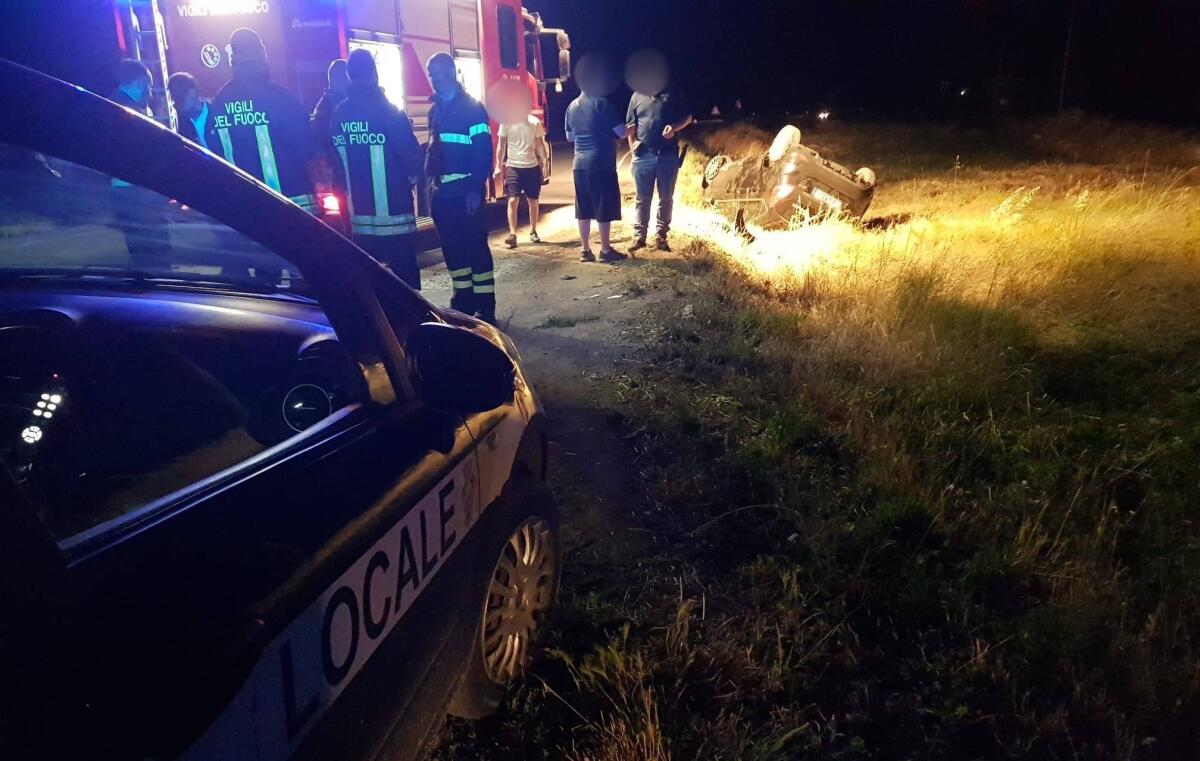 Foggia, incidente sulla circonvallazione: auto esce fuori strada e si ribalta - 