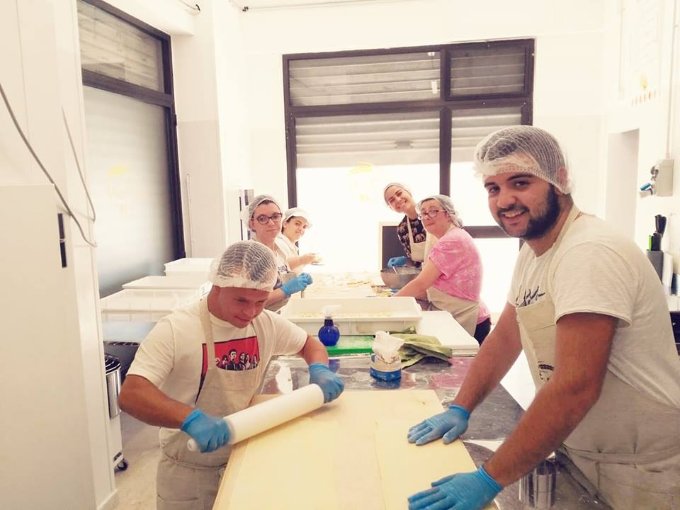 Entusiasmo e passione, a Troia i ragazzi disabili preparano e vendono la pasta fresca grazie al progetto E.D.e.N.