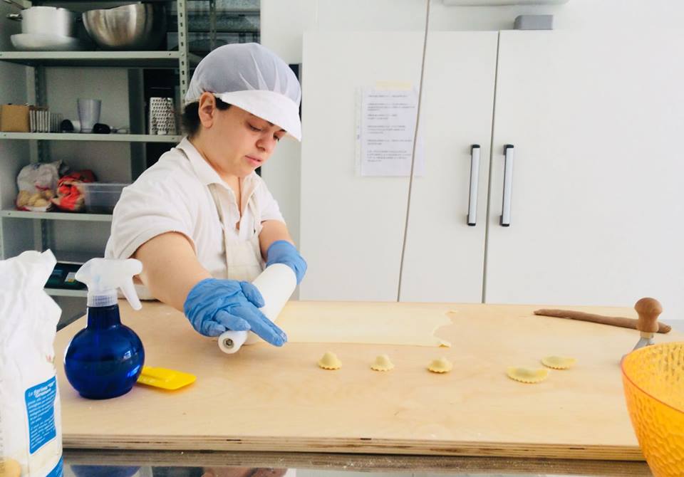Entusiasmo e passione, a Troia i ragazzi disabili preparano e vendono la pasta fresca grazie al progetto E.D.e.N.