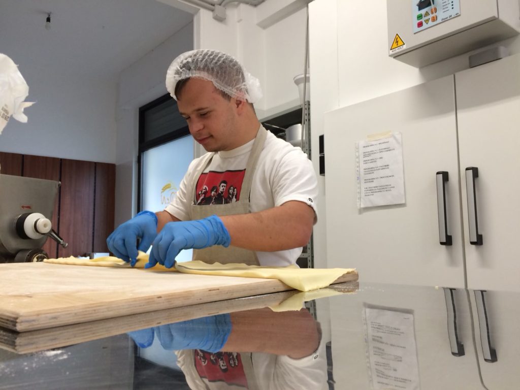 Entusiasmo e passione, a Troia i ragazzi disabili preparano e vendono la pasta fresca grazie al progetto E.D.e.N.