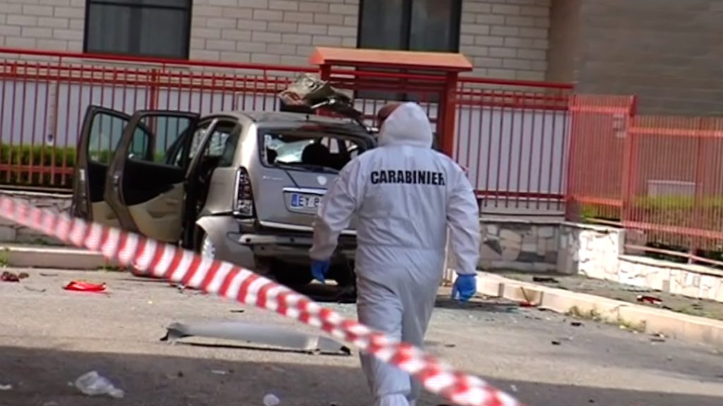 Paura ad Orta Nova, bomba esplode sotto un'auto: le immagini dal luogo dell'esplosione