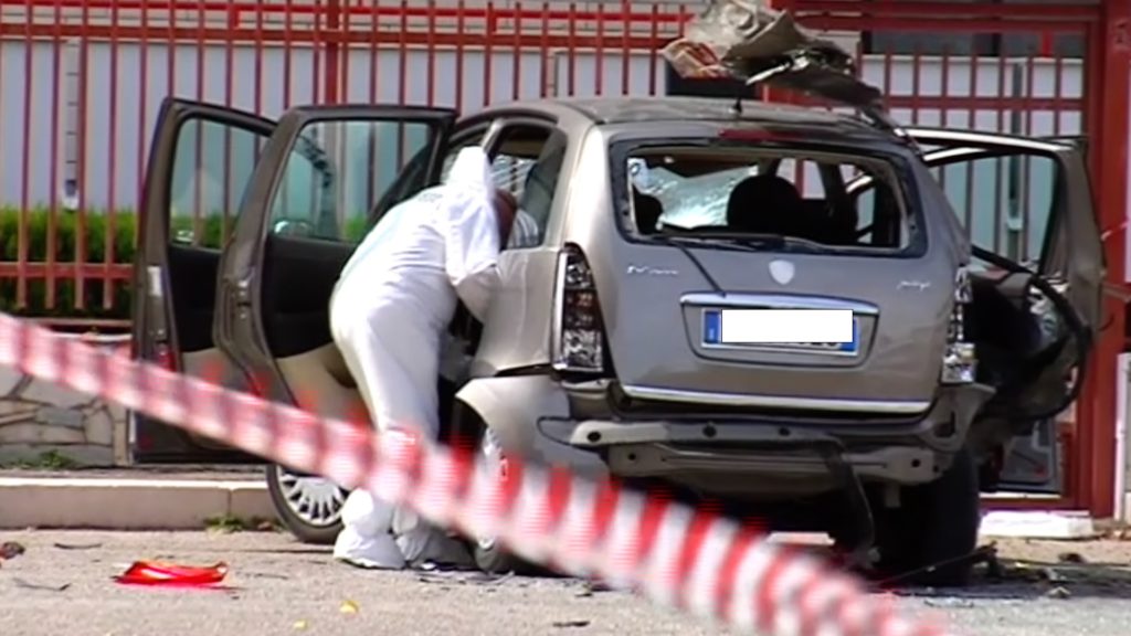 Paura ad Orta Nova, bomba esplode sotto un'auto: le immagini dal luogo dell'esplosione