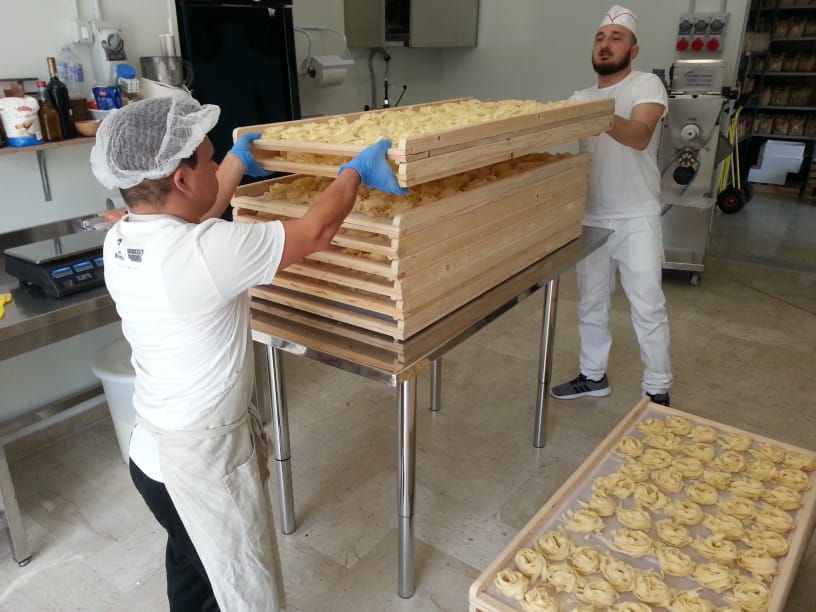Entusiasmo e passione, a Troia i ragazzi disabili preparano e vendono la pasta fresca grazie al progetto E.D.e.N.