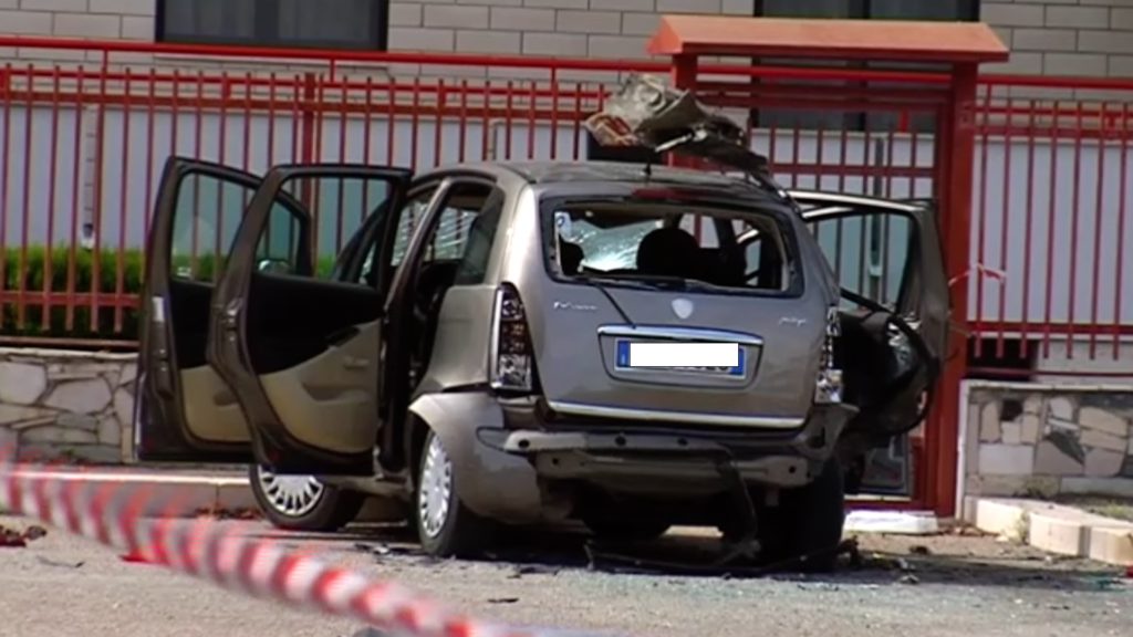 Paura ad Orta Nova, bomba esplode sotto un'auto: le immagini dal luogo dell'esplosione