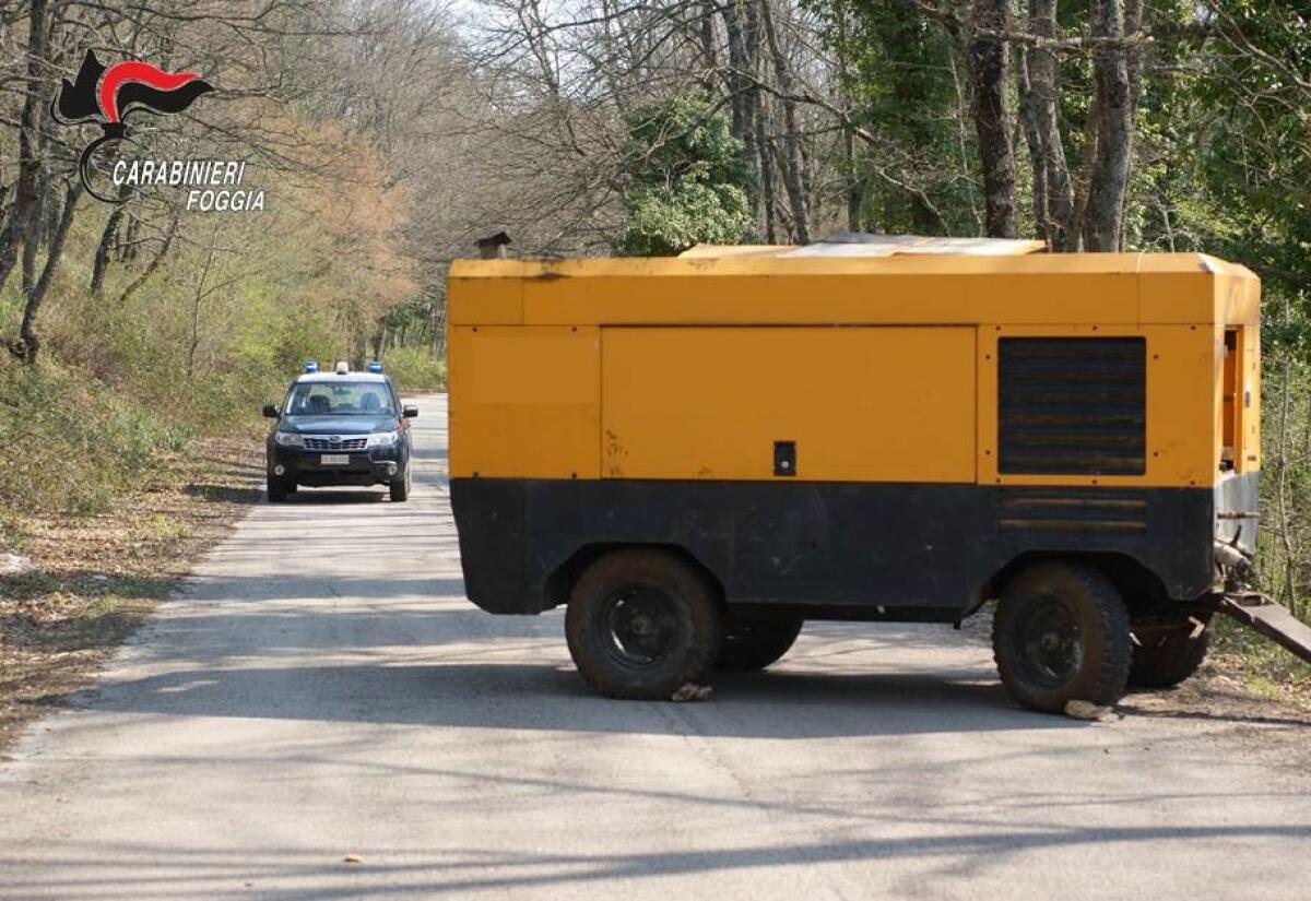 Rubano un motocompressore, poi chiedono soldi per la restituzione: arrestati - 