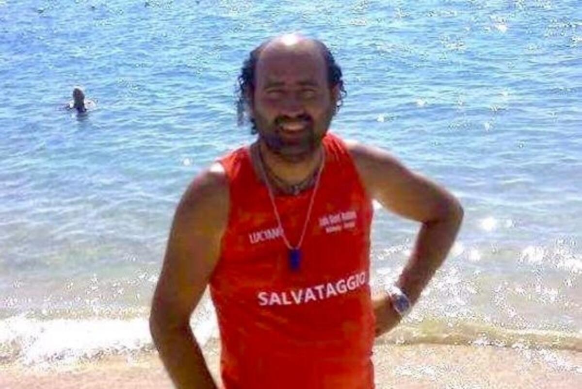 Mattinata, sul materassino prendono il largo e non riescono a tornare a riva: fidanzati salvati dal bagnino - 