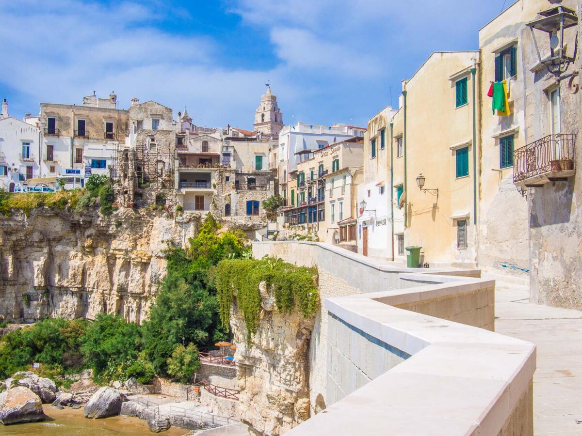 Vieste, obbligatoria la mascherina per accedere ai vicoletti del centro storico - Crediti Foto: neverendingvoyage.com