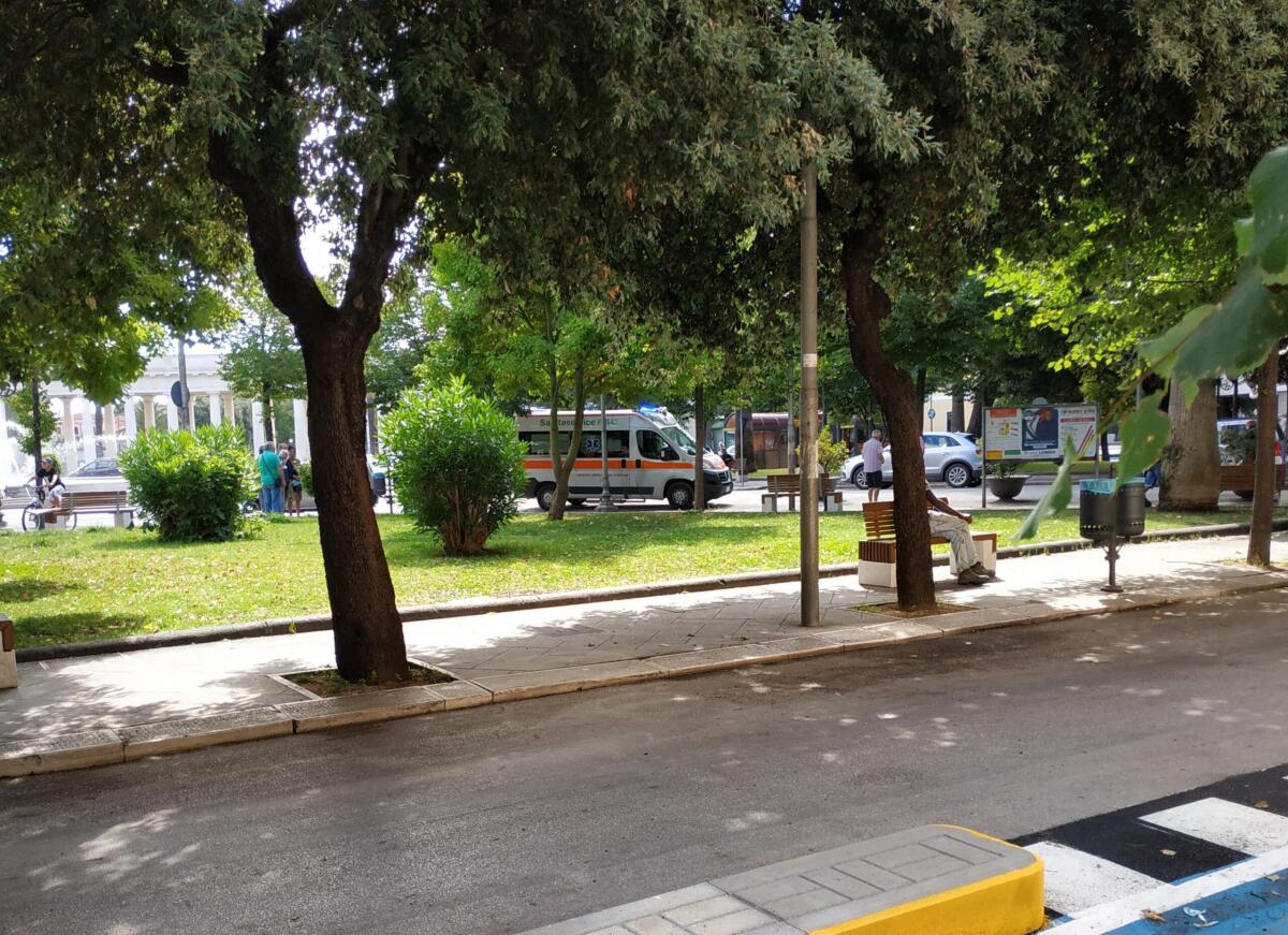 Malore improvviso in piazza Cavour, donna si accascia su una panchina - 