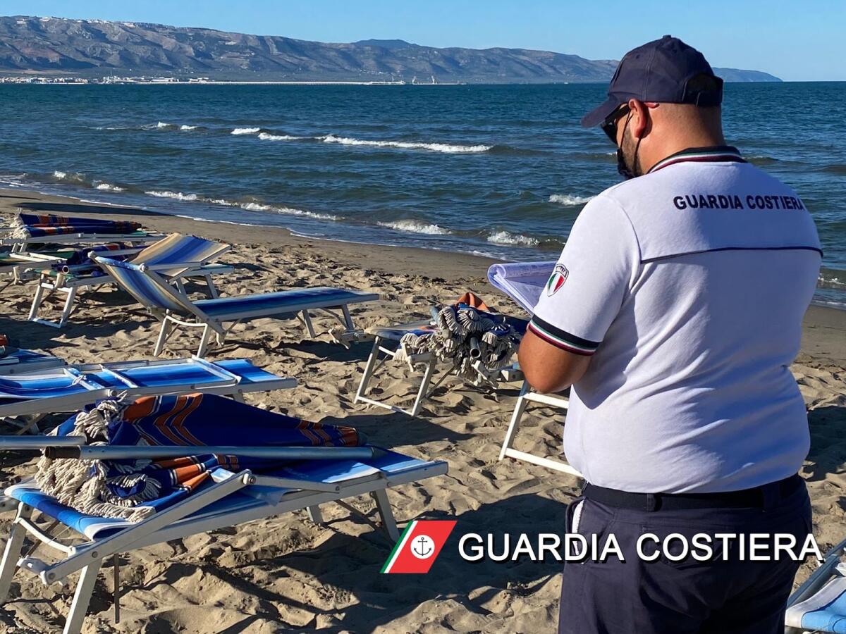 Manfredonia, demanio marittimo occupato abusivamente: sequestrati ombrelloni e sdraio - 