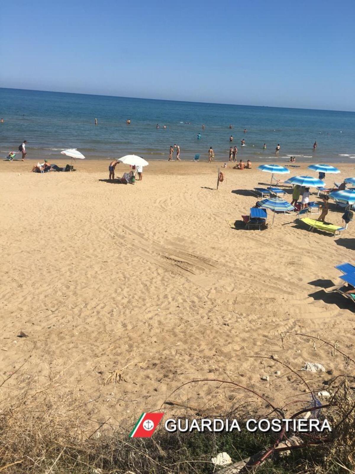 Sorpreso a scaricare immondizia nella spiaggia libera: sanzionato il titolare di un lido - 