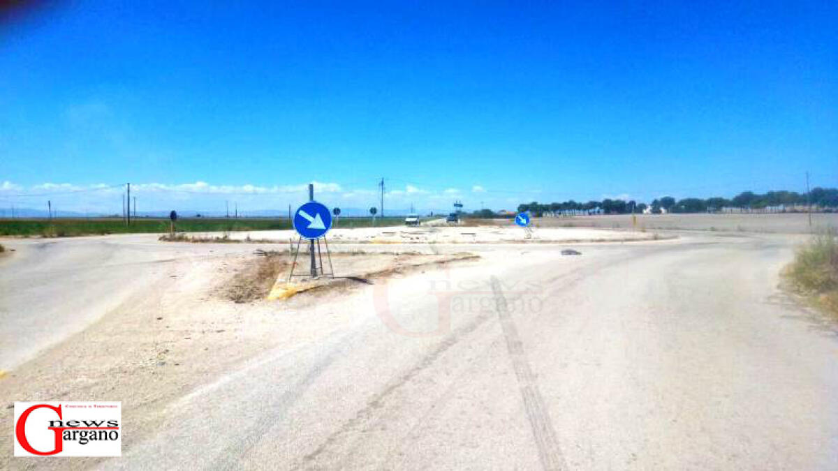 La rotatoria “fantasma” e la sua cunetta rottamatrice su Via del Mare (SP 73) - 