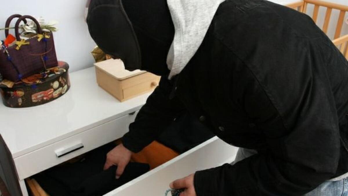 Foggia, torna a casa e la trova ripulita dai ladri: rubate collezioni di orologi e penne - 