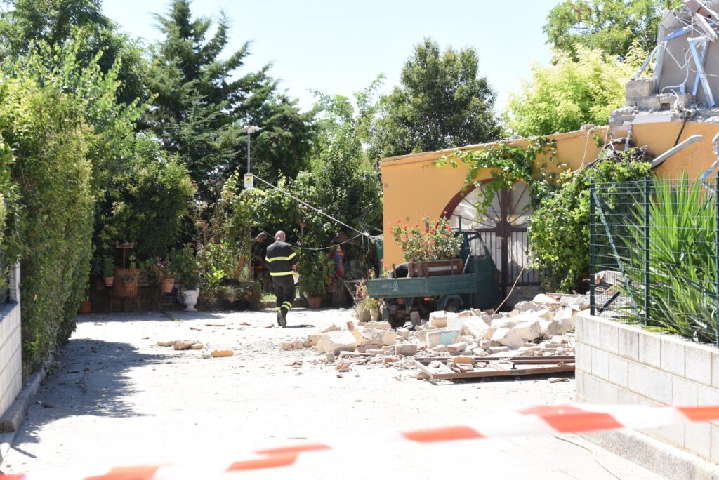 Esplode bombola di gas, crolla casa nelle campagne di Troia