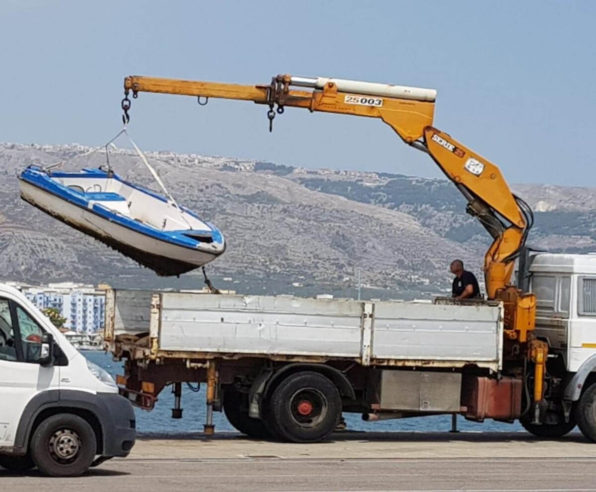Manfredonia, rimossi natanti ormeggiati abusivamente nel Porto Commerciale - 