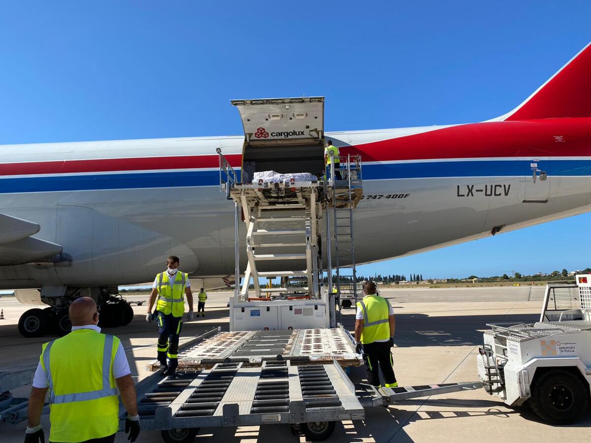 La Puglia pronta a far fronte all'emergenza: 60 tonnellate di materiale arrivato dalla Cina - 