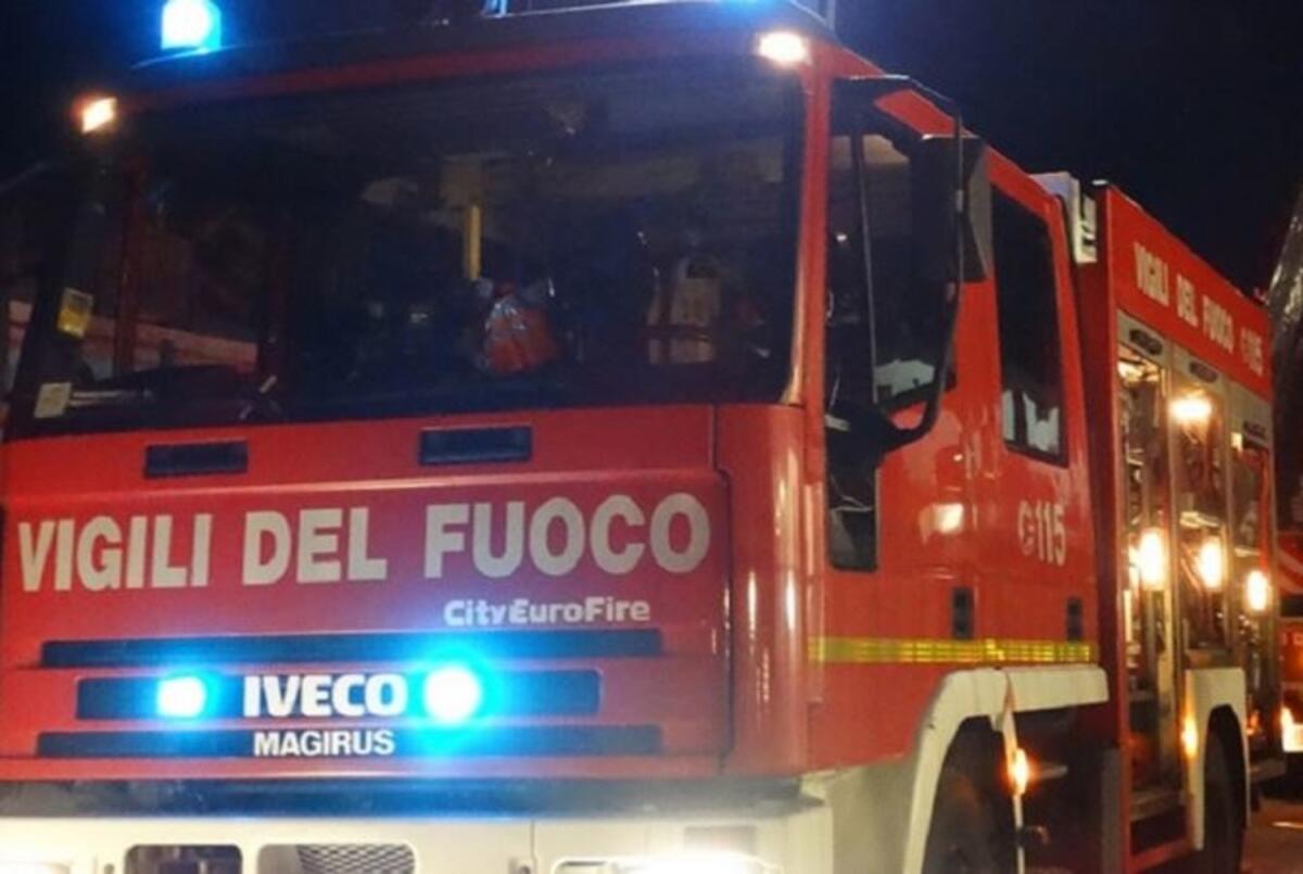 Abbandono e incendio di rifiuti speciali, fototrappole incastrano piromane - 