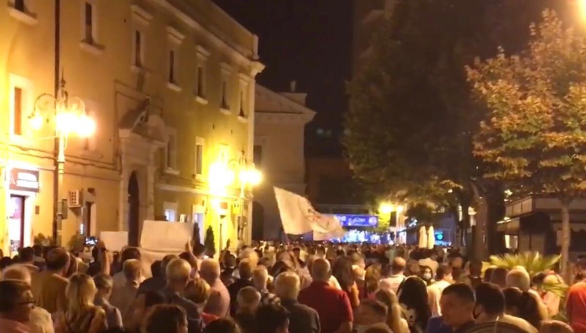 Foggia, Landella ai contestatori: "Quattro gatti comunisti". Cavaliere risponde: "Tono irriguardoso e offensivo" - 